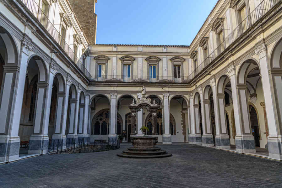 054 - Italia - Nápoles - complejo monumental de San Lorenzo Maggiore - claustro.jpg
